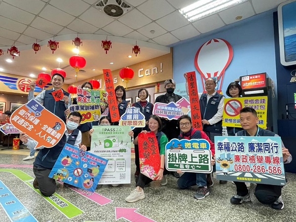 迎新春 高雄區監理所邀書法老師揮毫贈春聯 祝福「蛇來運轉喜逢春 歲月靜好福滿至」1