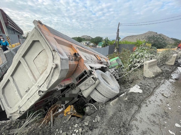里港鄉防汛道路2砂石車會車發生擦撞 一車掉落堤防 駕駛死亡 1