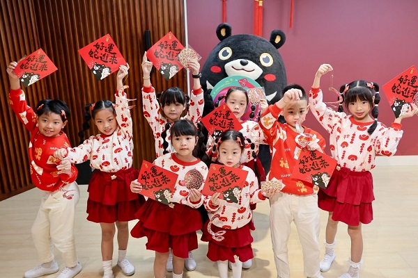 開箱高雄限定版蛇年春聯及開運小紅包 陳其邁市長祝賀市民金蛇迎春、好運蛇進來2