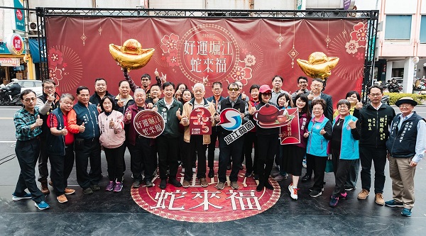 鹽埕堀江商圈迎新春，潮流街舞與限量紅包吸引千人同樂1