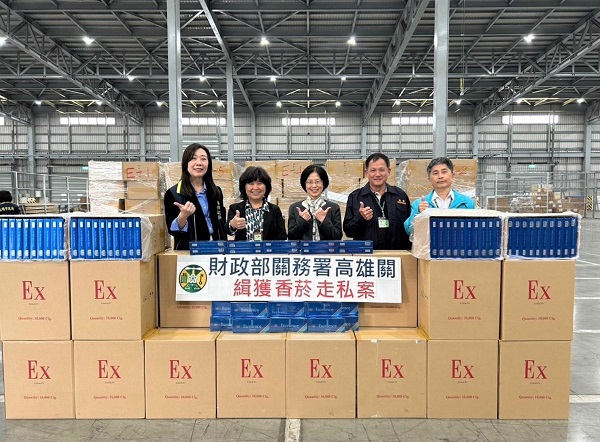 40呎轉口櫃 走私香菸藏不住！高雄關緝獲市價逾4300萬元非法香菸1