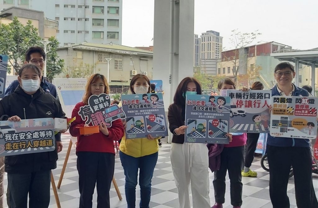 健康平安「蛇」出來，苓雅監理站舉辦猜燈謎結合健檢活動。5