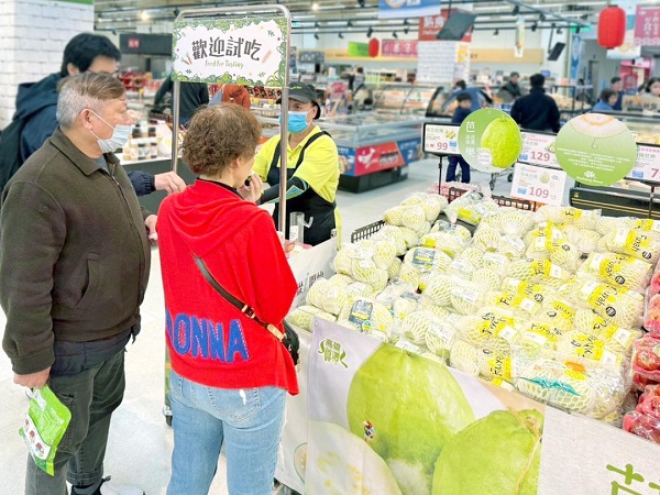 喜愛芭樂的民眾有口福了，高雄首選珍珠芭樂強勢開賣，新鮮上架全台 65 間家樂福量販門市1