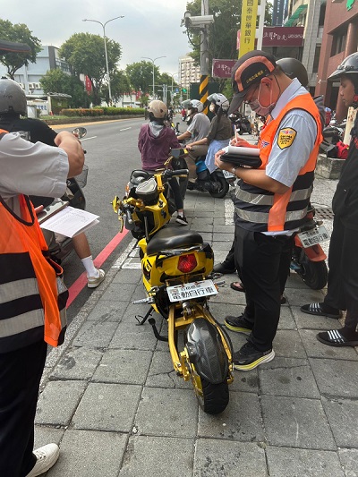 微型電動二輪車未領用牌照騎上路，最高可處3600元罰鍰並禁止其行駛，請勿違法！1