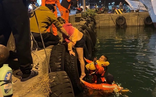 海巡即刻救援 小琉球、高雄港落海民眾成功獲救1
