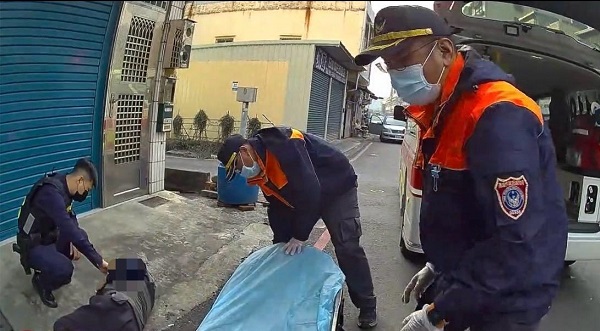 男子身體不適倒臥路邊 小港警助送醫1