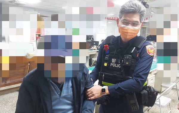 迷途翁寒風中佇立街頭 小港警透過一張紙找到回家路1