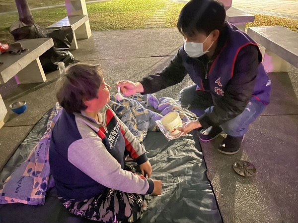 鋒面又將來襲 人安楠梓站送元宵助街友1