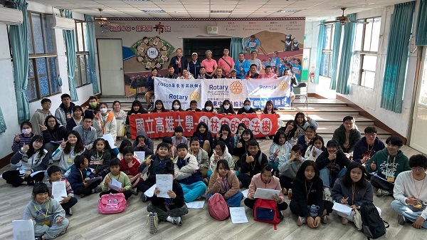 高雄大學教授邱昭文、何永皓、莊曜遠團隊 師生赴桃源國小教導學童「科普動手做」扎根科學種子2