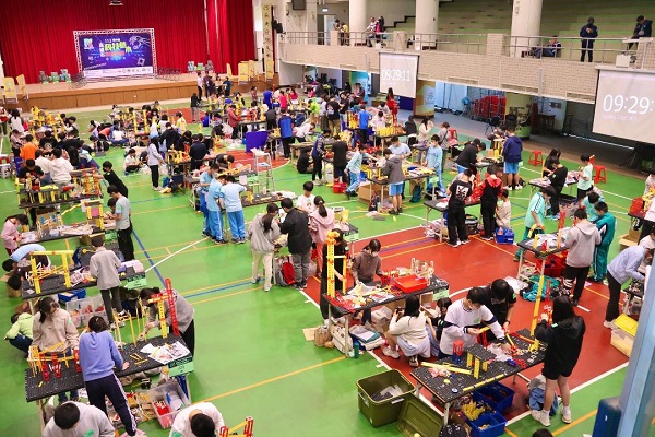 高雄市第五屆科技積木創意競賽中正高中登場，166名國中小學生比創意、比速度 166名國中小學生熱烈參與1