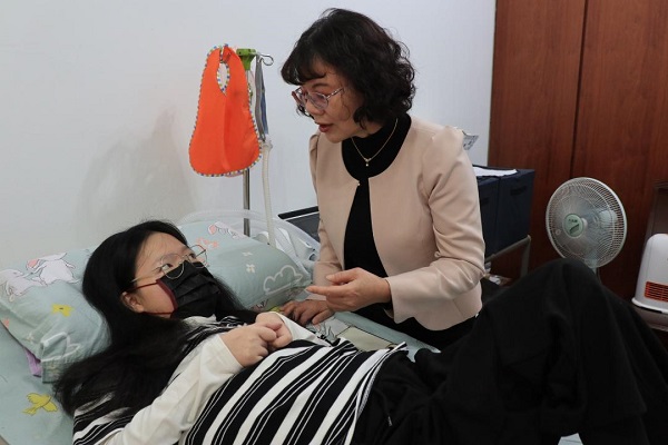 高雄空大校長親訪重障生藍翊慈 頒獎擁抱，見證其堅毅學習精神1