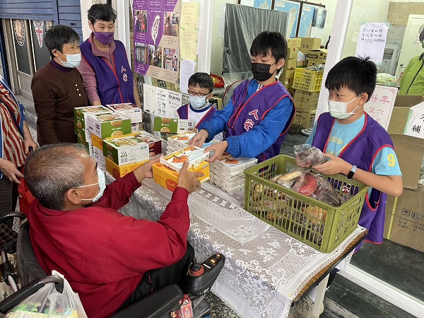 寓教於樂的兒童節 楠陽國小學童擔任人安平安站小小站長1