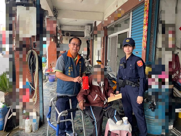 民眾截肢急需救助，東港警偕義警募資善款1