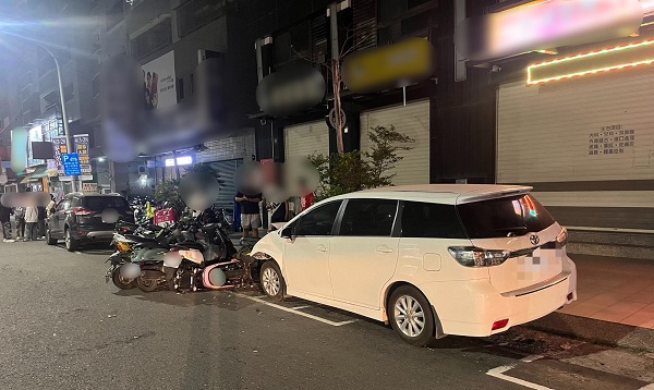 疑疲勞駕駛連撞15輛車 幸僅駕駛輕傷無大礙 1