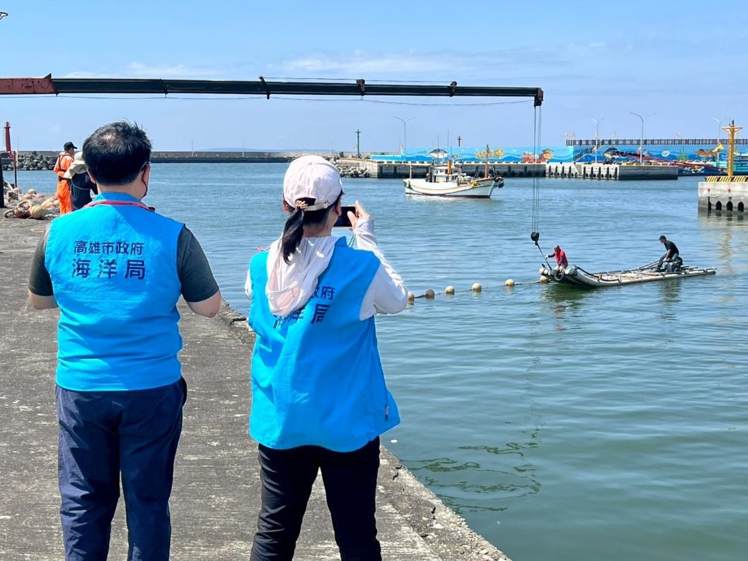 高雄市政府海洋局舉辦漂流木攔木網及海污應變演練 維護漁港及漁船安全1