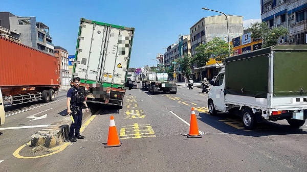 半聯結車 開上 中央分隔島 小港警迅速到場排除道路障礙1