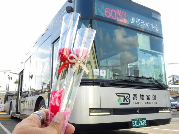 感謝媽咪! 搭公車來「科工館站」送康乃馨 女性搭60路公車免費1
