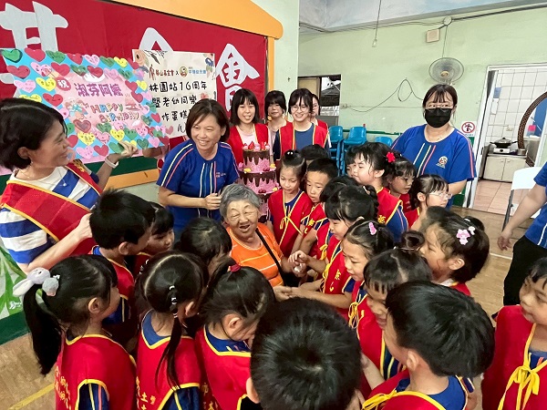 「奶奶，生日快樂！」三代同歡感恩茶會 溫暖林園孤老心1