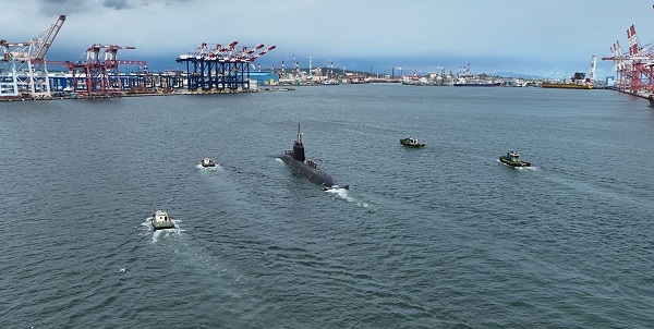 台船「海鯤軍艦」浮航海試順利3