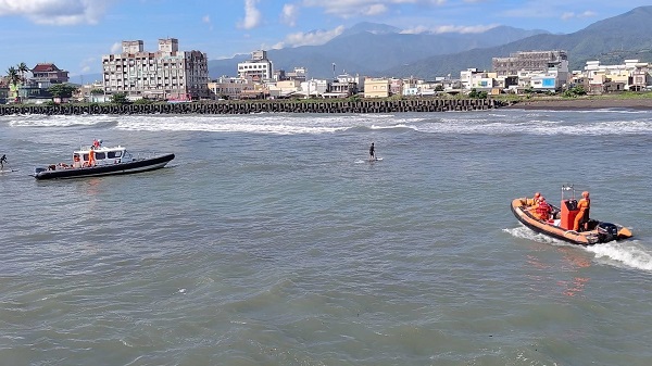 國中生屏東枋寮海域戲水遇海流 海巡緊急救援6人，1人持續搜救1