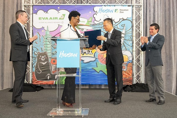 慶賀長榮航空桃園-休士頓航線開航十週年 休士頓副市長頒發「市長文告」 表揚及感謝長榮航空的貢獻1
