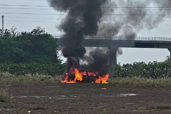 枋寮獅子鄉內獅村發生火燒車 火勢撲滅後 發現車內有一名男子明顯死亡1