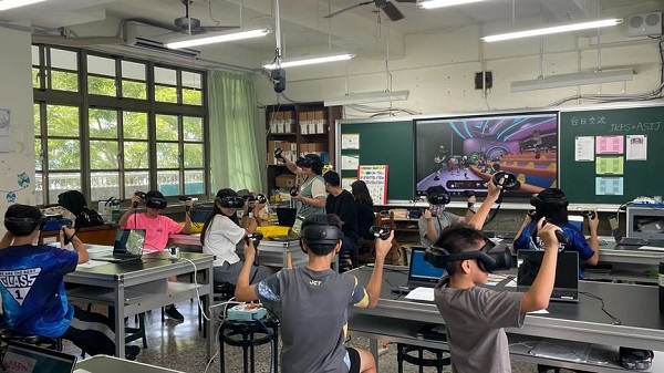 高雄大學打造教育元宇宙教室 跨國連線日本與高市國小實踐沉浸式學習1