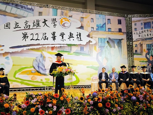 高雄大學第22屆畢業典禮 校長陳啓仁勉帶著勇氣前行、永續關懷社會 期許成為他人生命中的火柴 為世界帶來一點光1