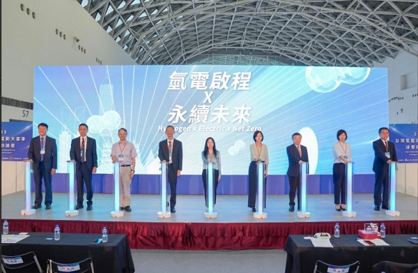 2025台灣氫能與電動大客車淨零移動論壇盛大登場 氫能巴士吸引試乘熱潮,數百人搶鮮體驗零碳運輸魅力1