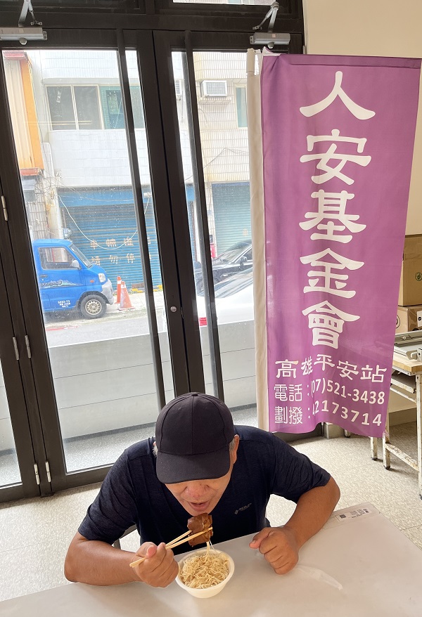人安閏月關懷行動 暖送豬腳麵線傳遞祝福1