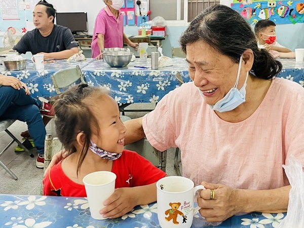 六龜跨世代食育 伊甸攜手老幼共煮時光 香氣裡的笑聲 吃得營養、伴出希望1