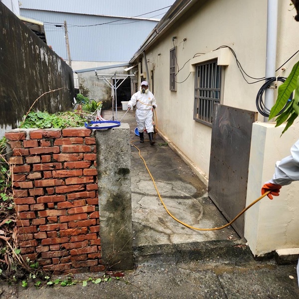 旗津污水爆管致住戶淹水 高市府與國軍協力，出動百人協助住戶復原家園1