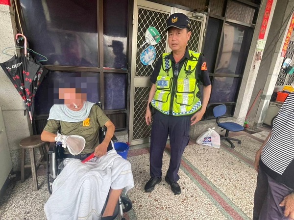 東港警結合善心人士 關懷弱勢援助現金物資1