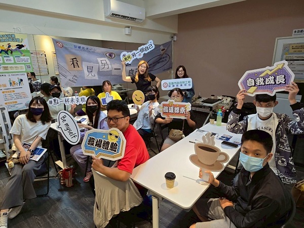 聞香也聞未來 高市勞工局帶領青年走進咖啡館認識職場樣貌1