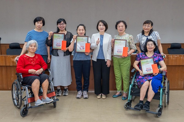 114年屏東縣孝行獎 周春米縣長表揚4名孝行楷模1