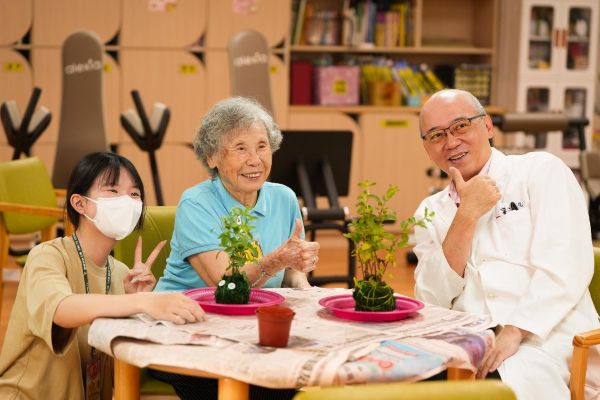 大學生伴爺奶做水苔球 聖功日照中心變身植物園 1