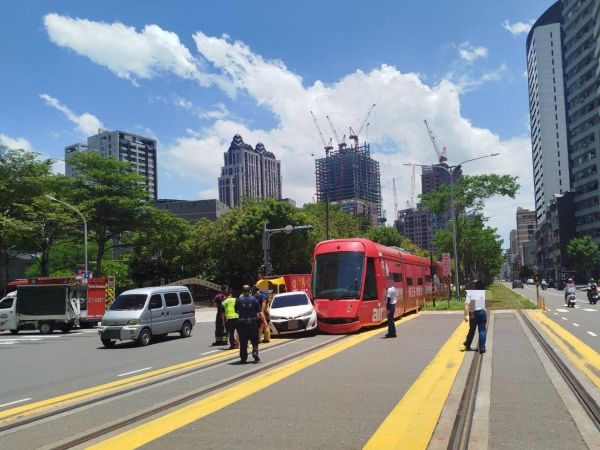 大順一路龍德路自小客車與輕軌事故 警方依過失妨害舟車行駛安全罪偵辦駕駛1