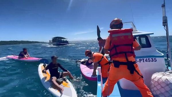 海巡守望發現危難 即刻救援漂流SUP遊客1