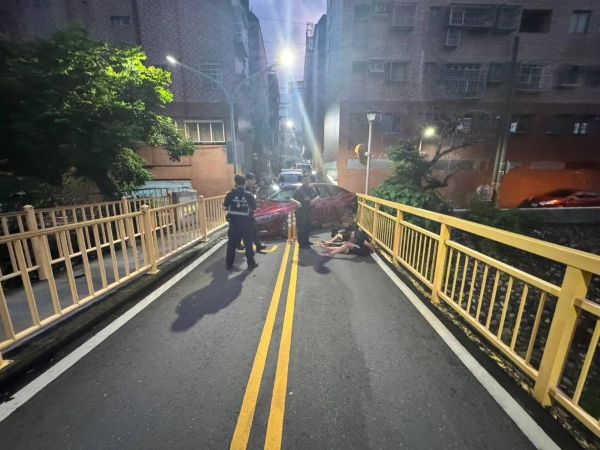 男子違規拒檢自撞幸無礙 警查獲毒品送辦並掣單舉發1