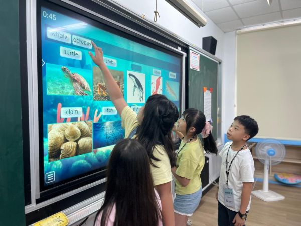 高雄大學西語系赴里港國小辦雙語夏令營1