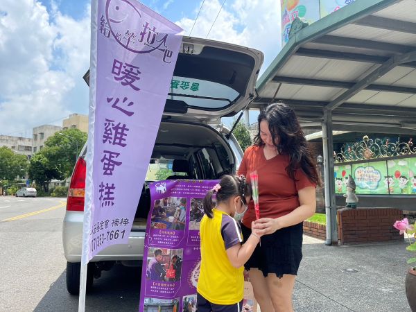 七夕情人節深情不變 女兒送玫瑰花給單媽1