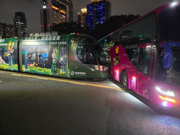 成功二路新光停車場旁 營業大客車與輕軌發生碰撞2