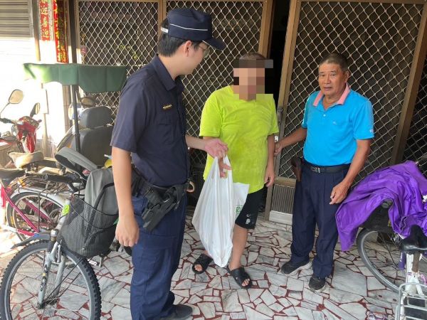 里港警中秋送暖 獨居長者與弱勢家庭感受社會關懷1