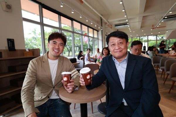 「我不在咖啡館，就是往咖啡館的路上」路易莎咖啡高雄大學門市開幕 香氣瀰漫生態湖畔1