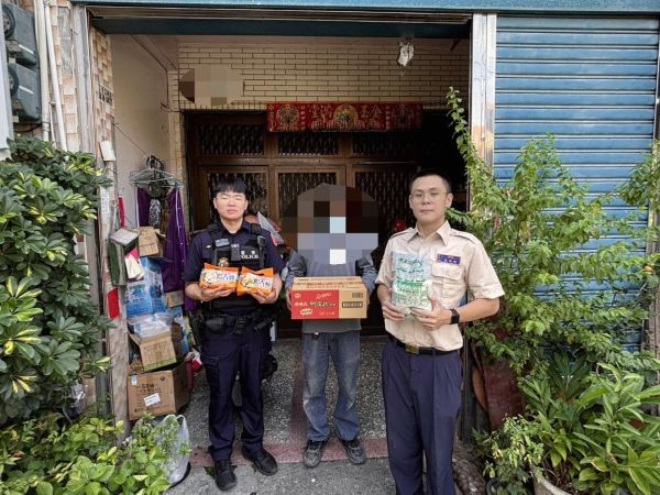 中秋佳節將至 枋警前往弱勢家庭送暖1