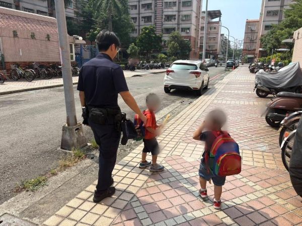 小港警暖心護送走失童 平安返家團圓