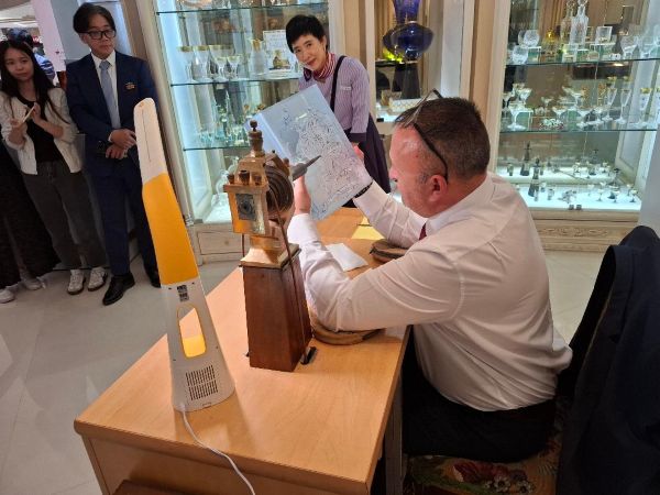 承古創新 百年榮光再起 「2025 摩瑟水晶 大師之藝 ―― 雕刻古典，琢磨現代」 特展3