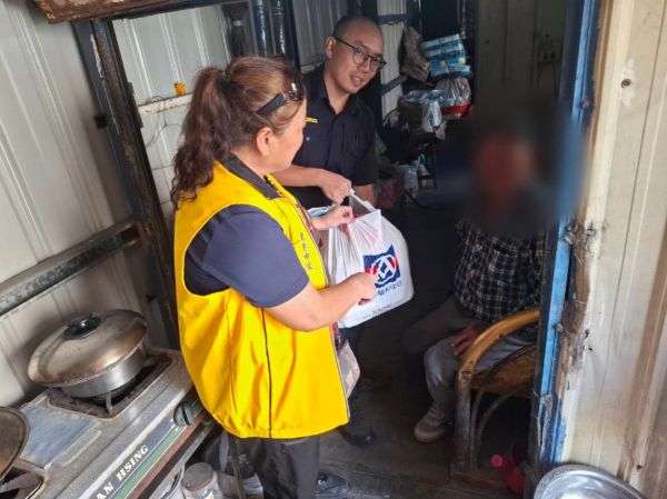 東港警關懷弱勢 偕善心人士捐贈物資1