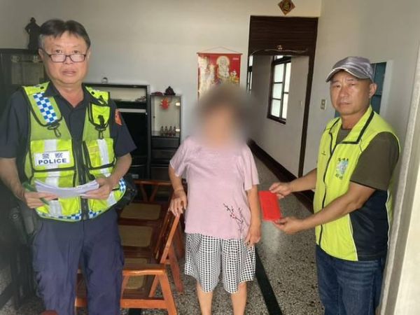 東港警關懷弱勢 偕善心人士贈物資1