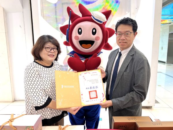讓愛加倍 高雄大遠百中秋送暖 捐贈社會局百盒月餅1